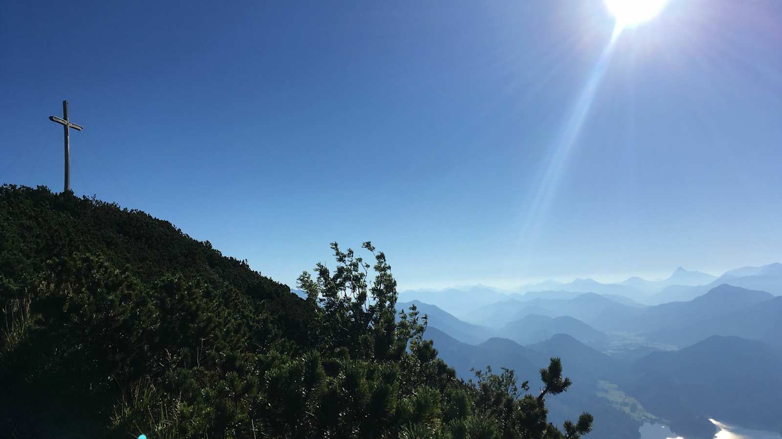 Gipfelkreuz mit Blick ins Tal 