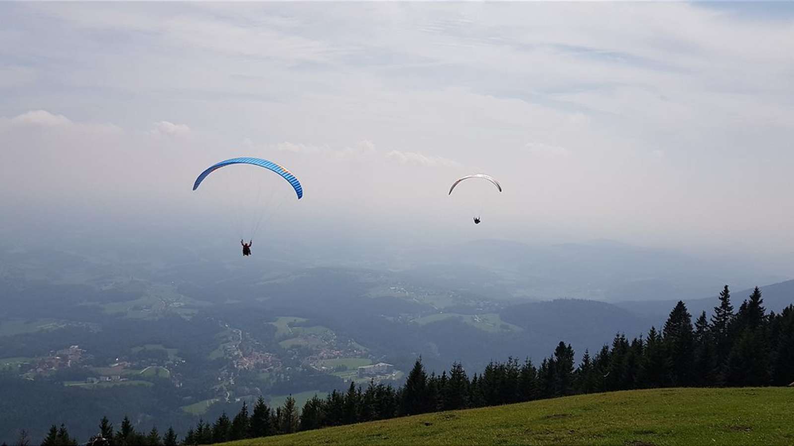 Paragleiter im Grazer Bergland