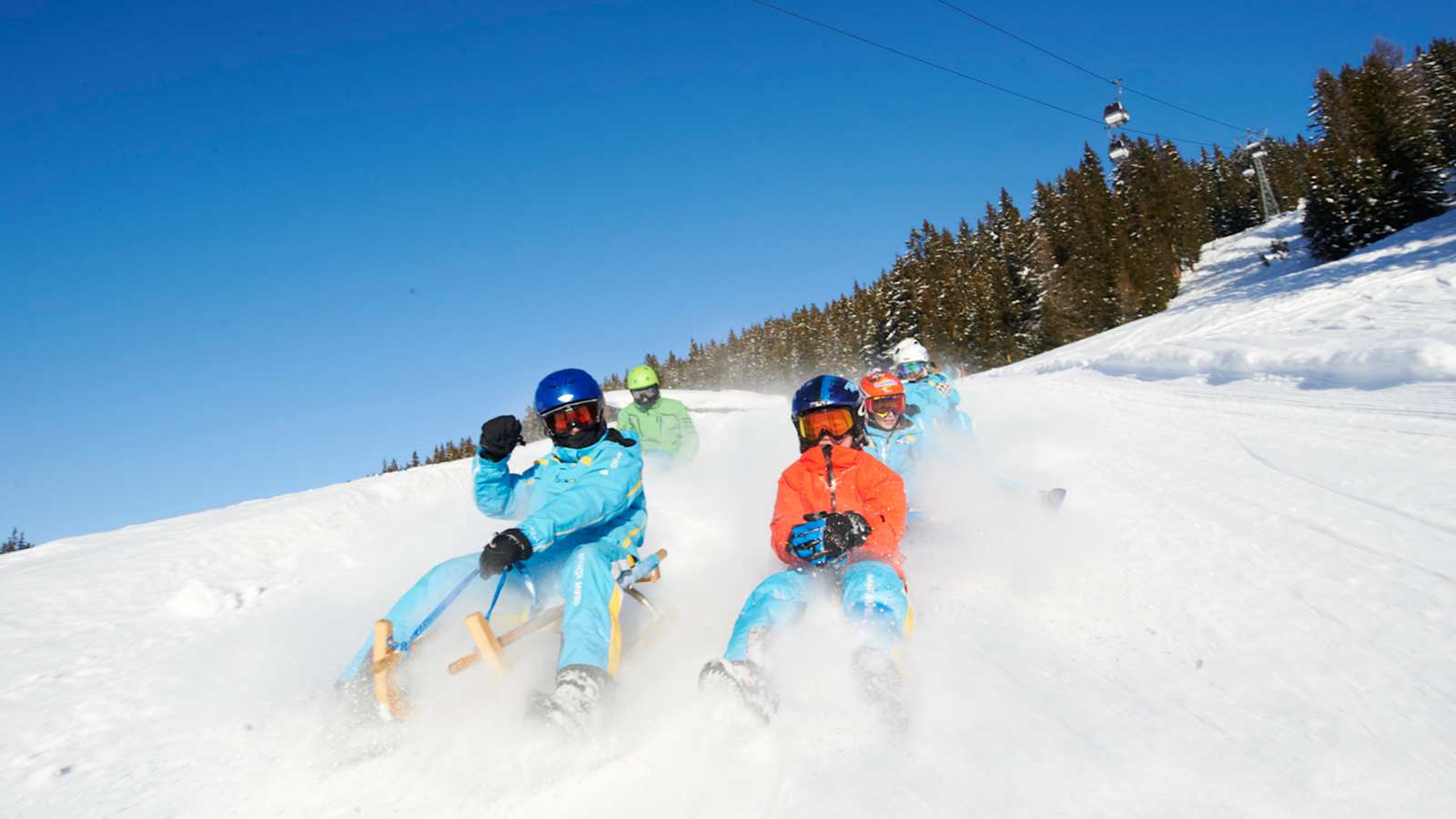 Ein besonders abenteuerlicher Schlittelspass verspricht die 3,5km lange Schlittelbahn am Rinerhorn. 