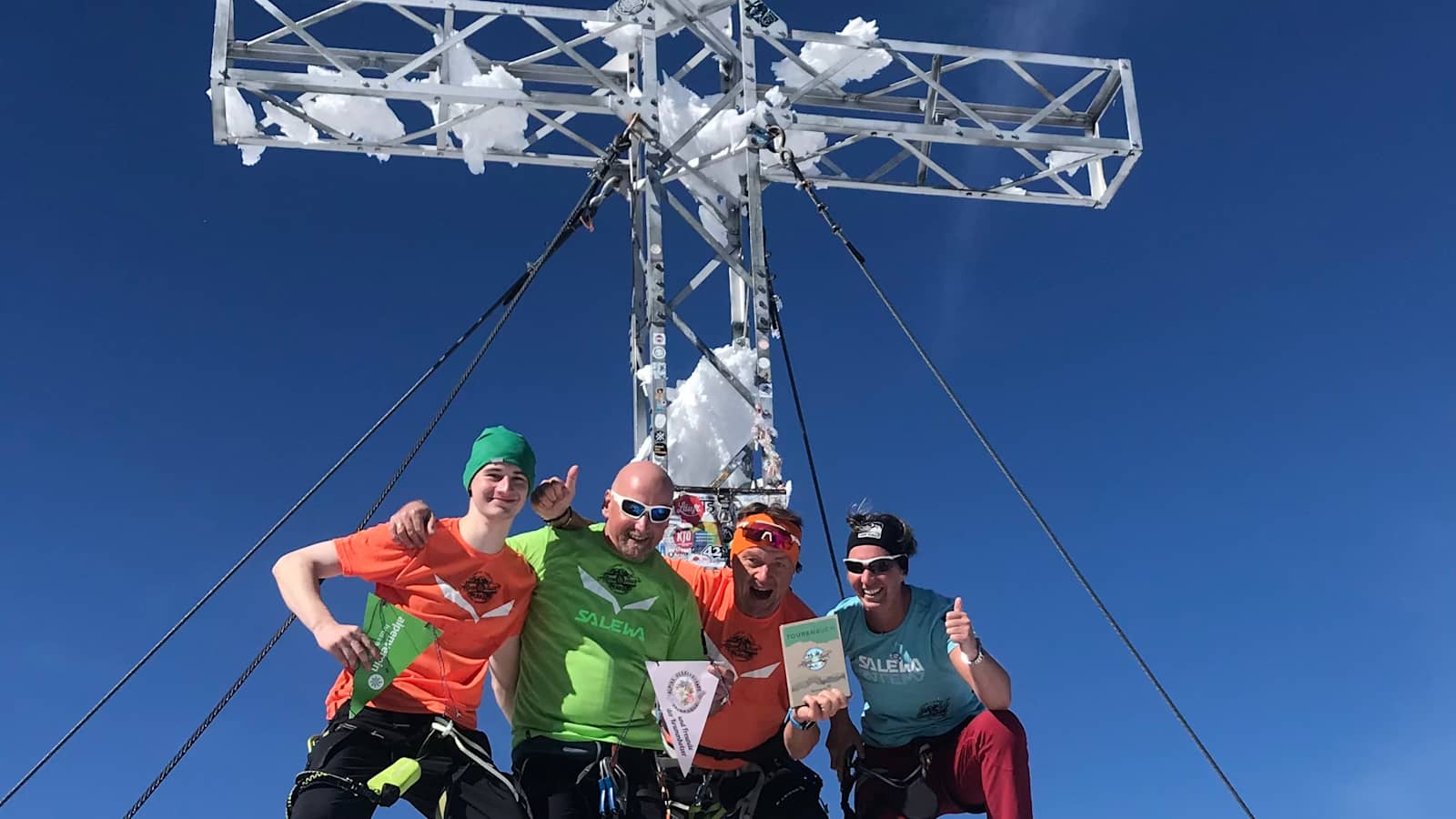 Bergsteiger am Gipfel des Dachsteins