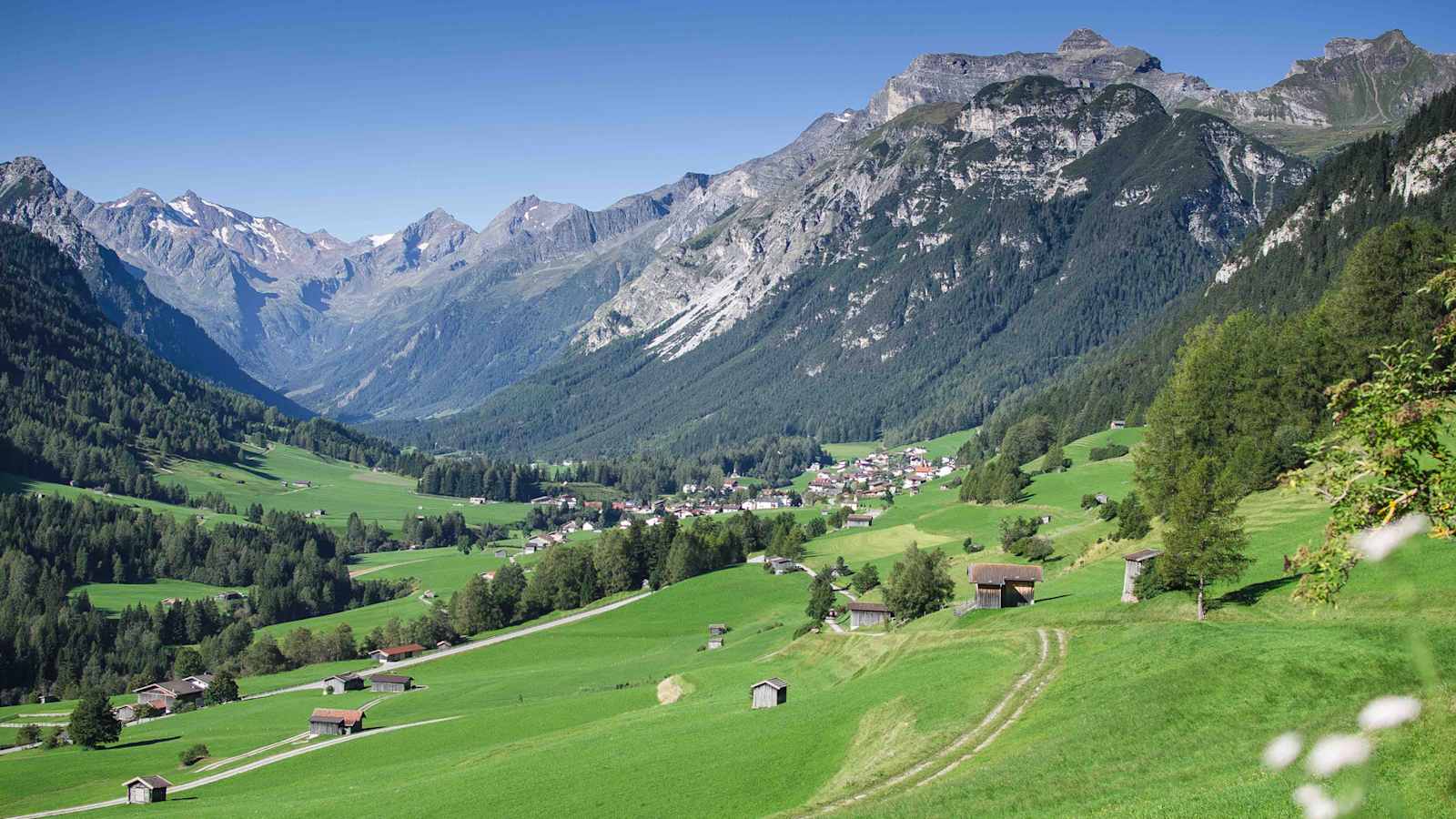 Das Bergsteigerdorf Gschnitztal in Tirol mit dem markanten Gipfel des Habicht