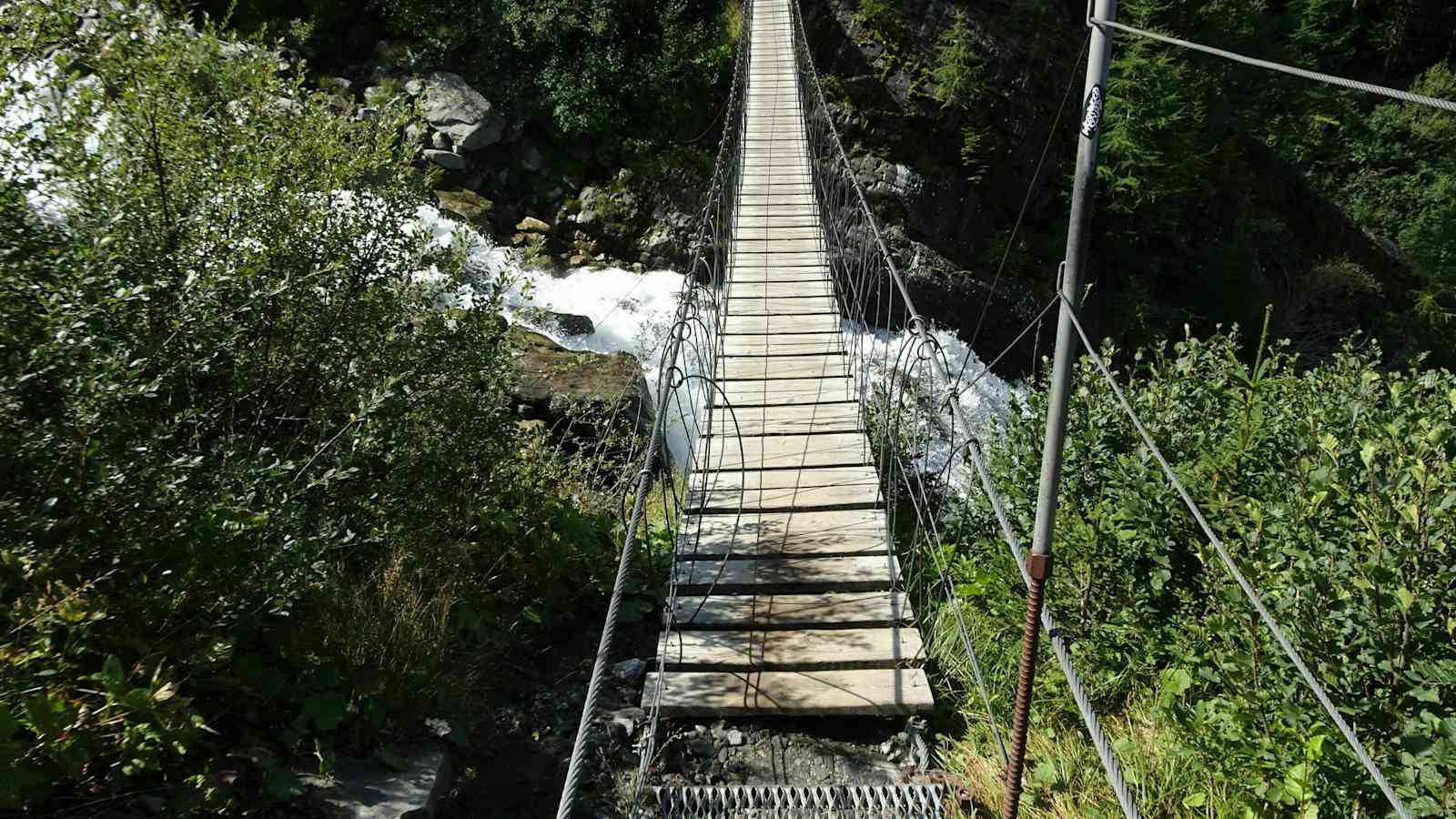 Die Hängebrücke über den Wildbach Torrent de Bionnassay ist ein beliebter Fotospot.