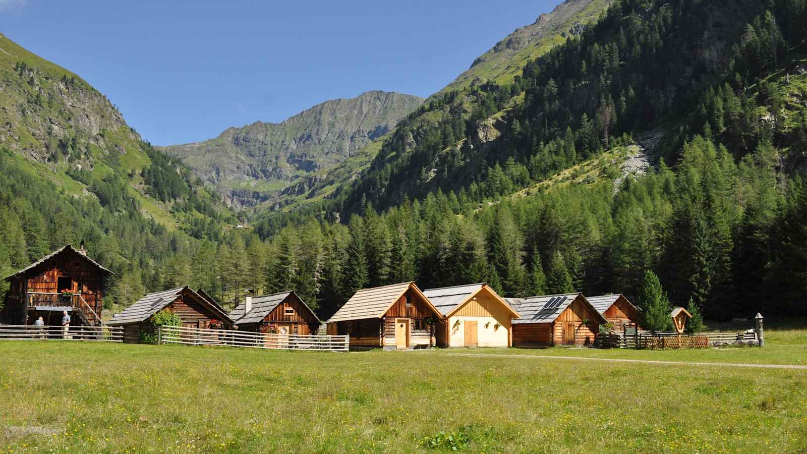 Das idyllische Hüttendorf im Talschluss von Göriach.