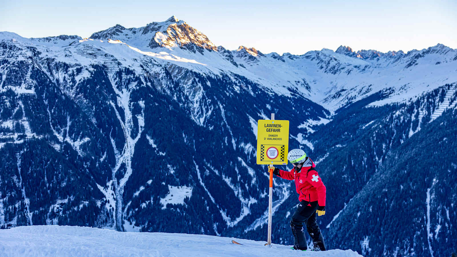 Die Absicherung der Pisten als auch Einschätzung der lokalen Lawinengefahr zählen zu den Aufgaben der Ski- und Pistenrettung