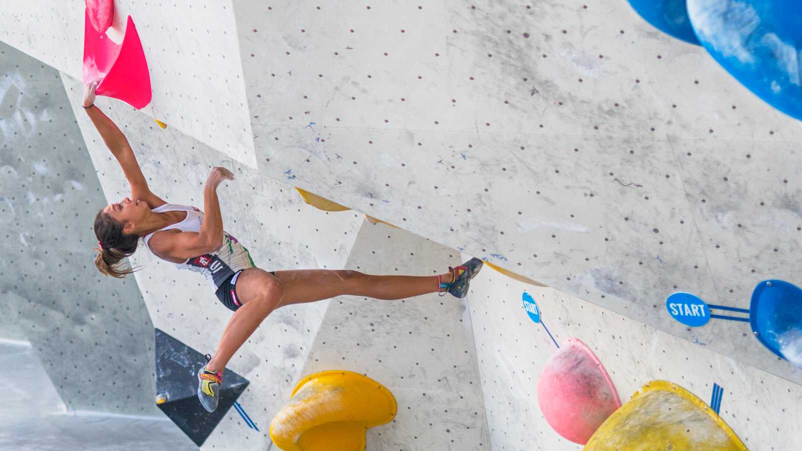 Laura Lammer in der Disziplin Bouldern