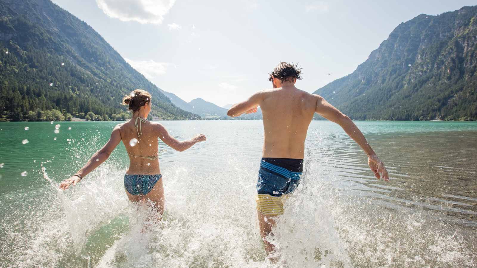 Der Heiterwanger See lädt zu einem erfrischenden Bad ein.