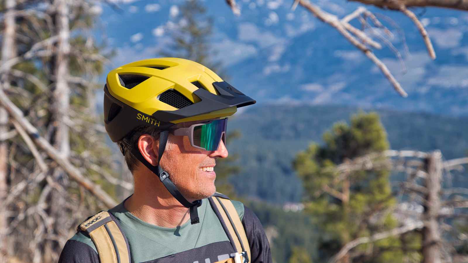 Mountainbiker mit Helm