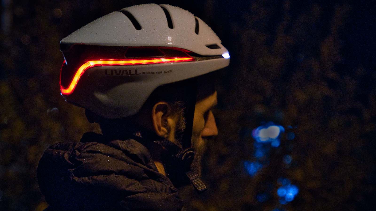 Radfahrer mit dem Evo 21 Radhelm von Livall im Dunklen