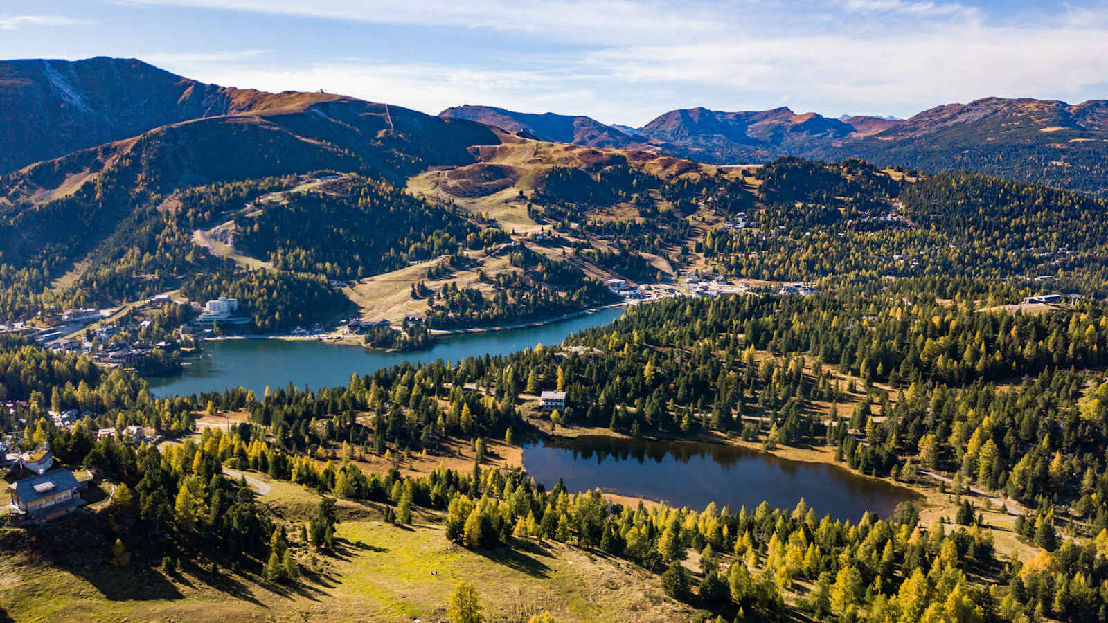 Der Turracher See auf der Grenze von Kärnten und Steiermark