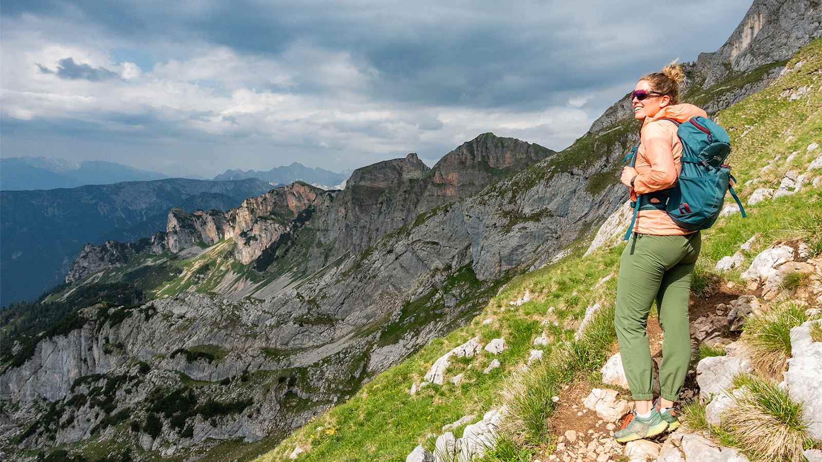 Redakteurin Katrin im Scheinwerferlicht der Sonne. 