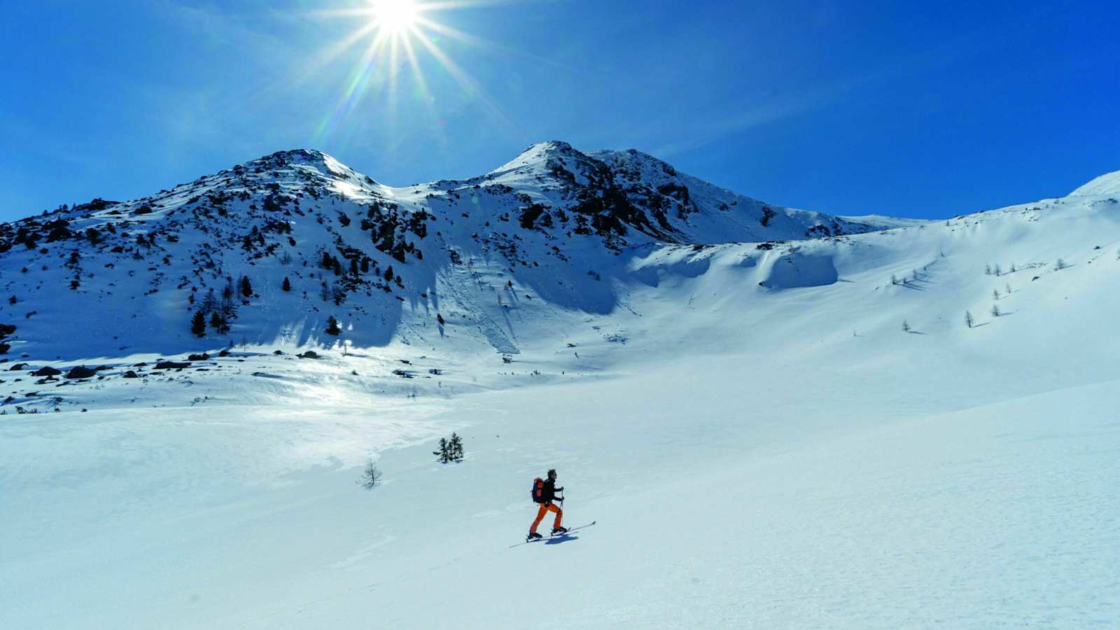 Skitourengeher am Weg auf die Hochweber Spitze