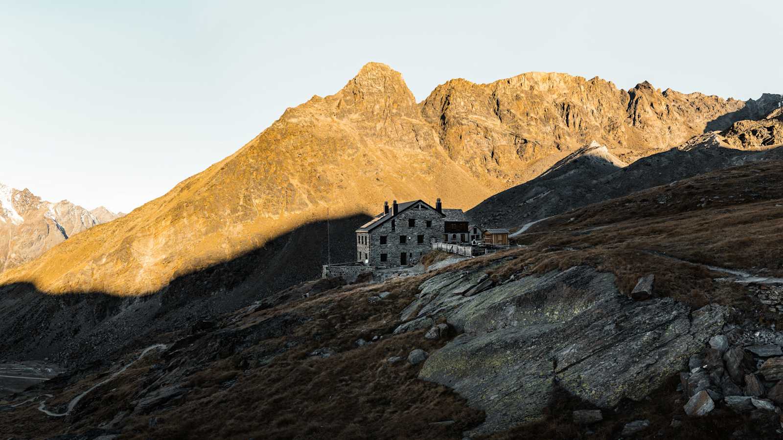 Die Weissmieshütte lädt zur Rast ein.