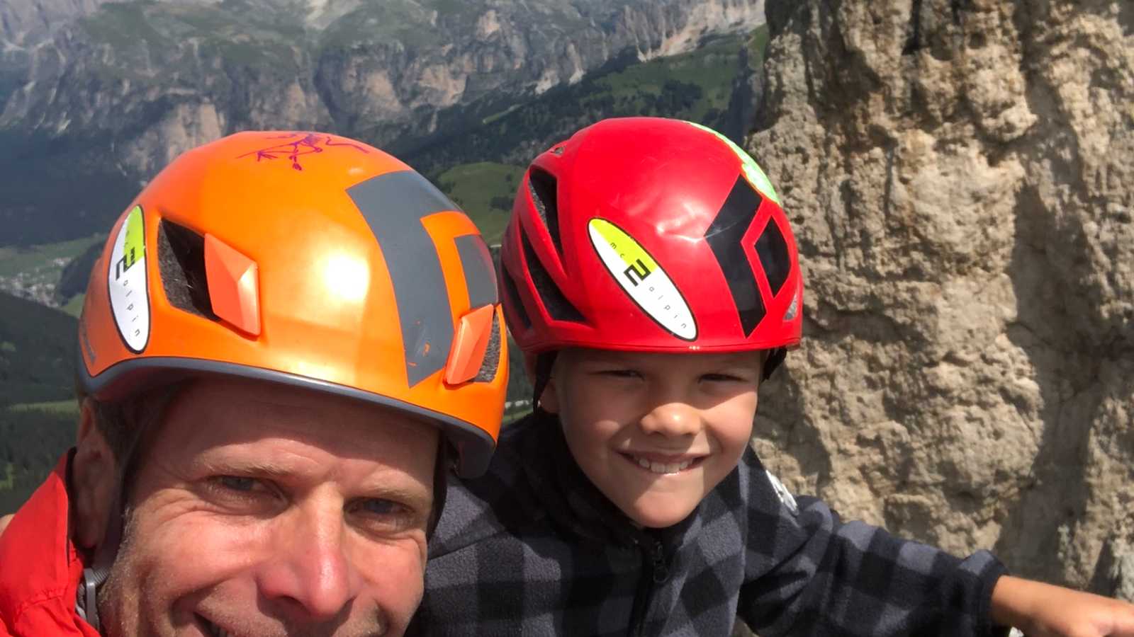 Paul mit seinem Sohn Luis während der Überschreitung des 1. Sellaturms in den Dolomiten