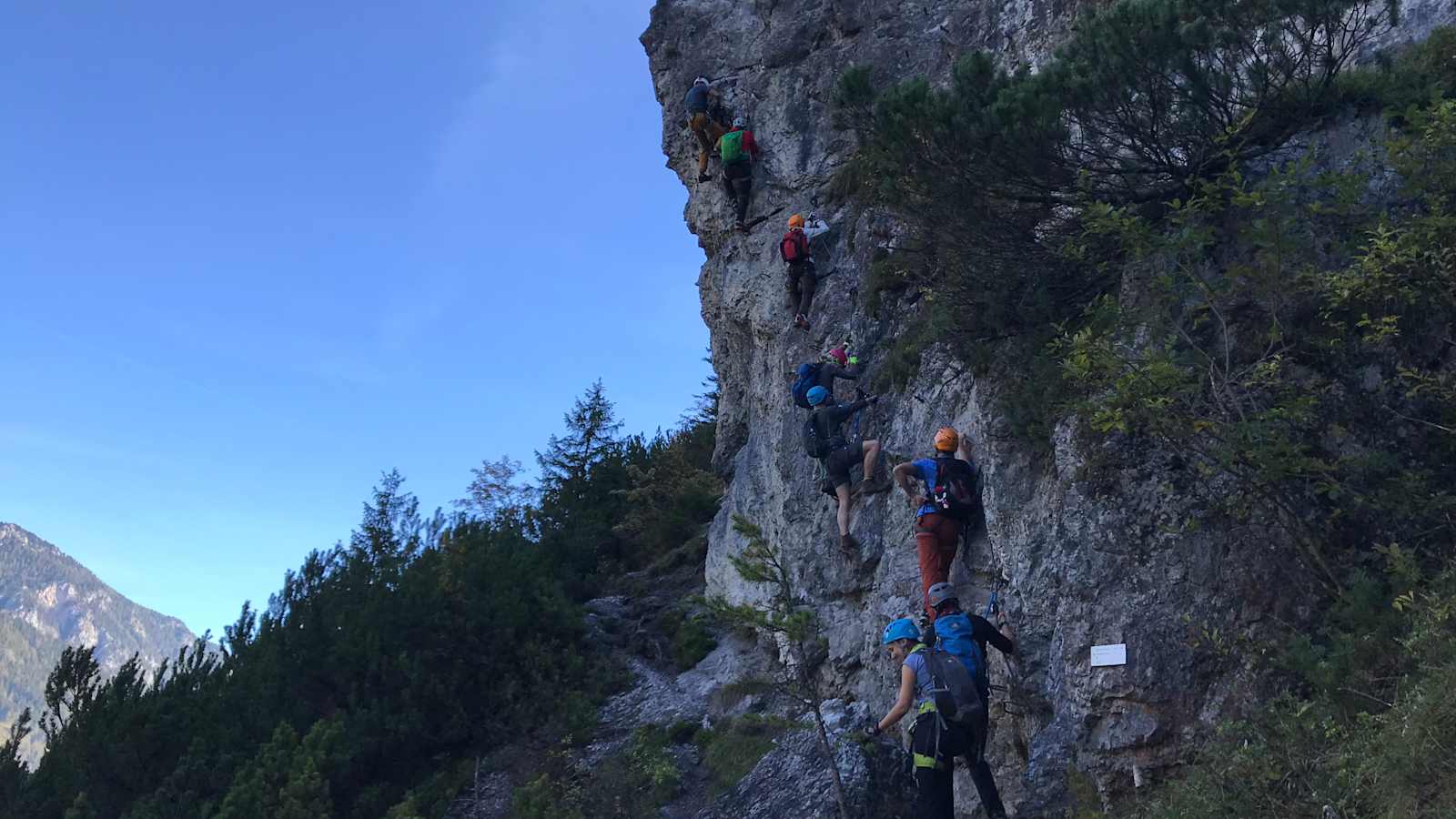 Frühmorgens am Einstieg des Heidi-Klettersteigs am Sattelberg