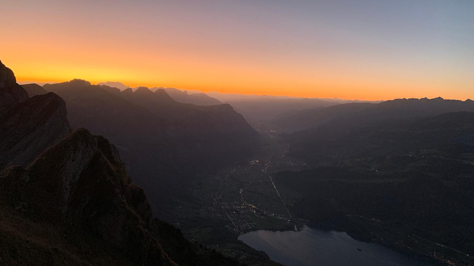 Sonnenaufgang am Gipfel des Selun (2.205 m)