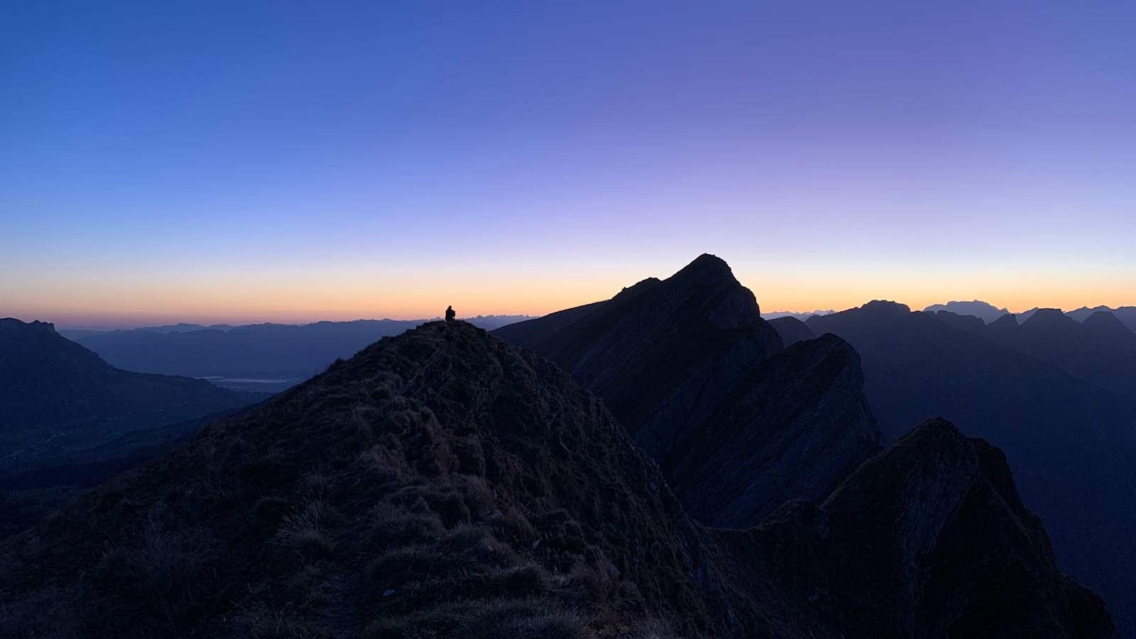 Im Lichte der Dämmerung auf den Weg zum Gipfel des ersten Churfirsten 