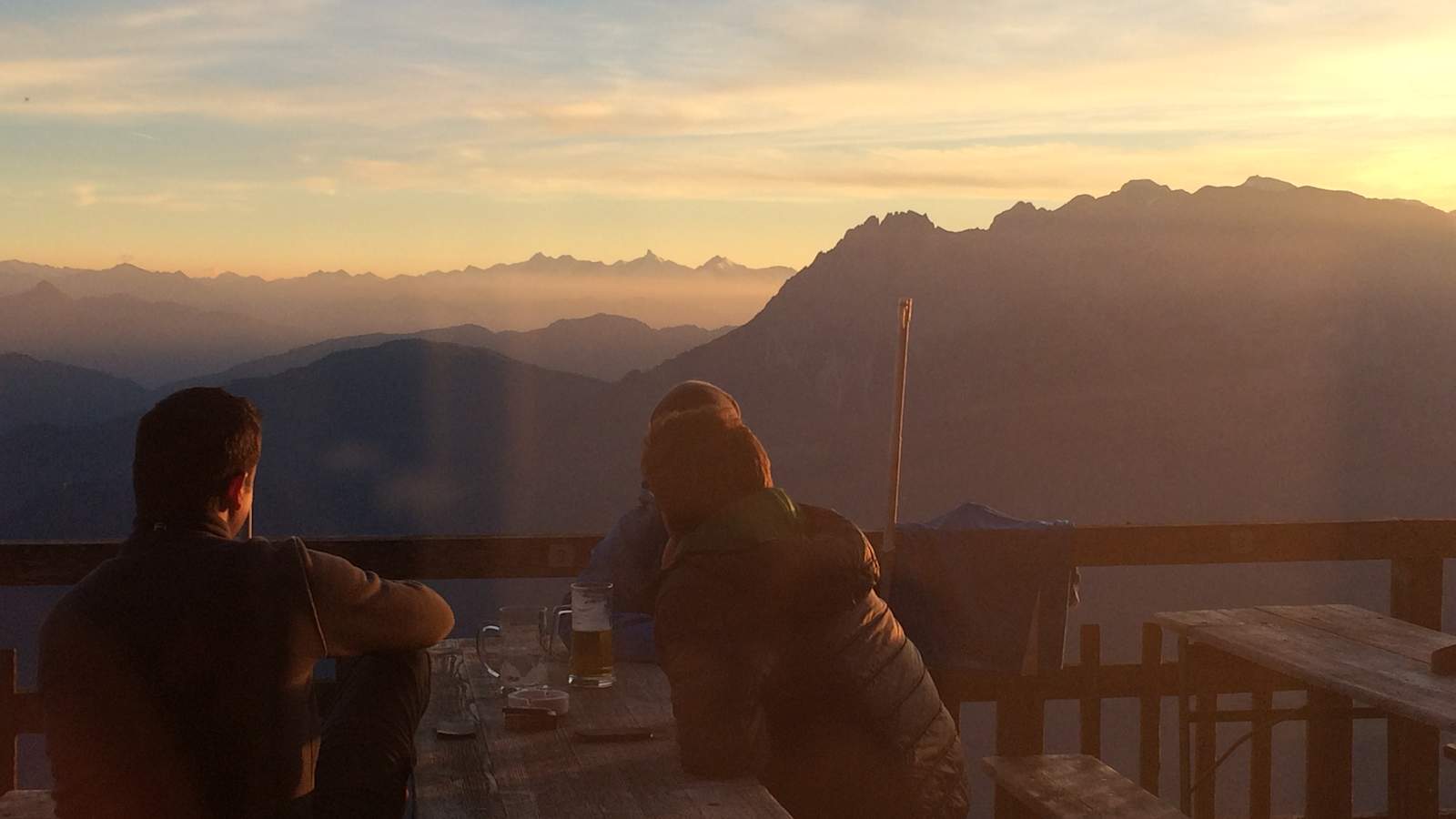 Einen Sonnenuntergang inmitten der Berge zu erleben, ist bei einer Hüttenübernachtung gut möglich.