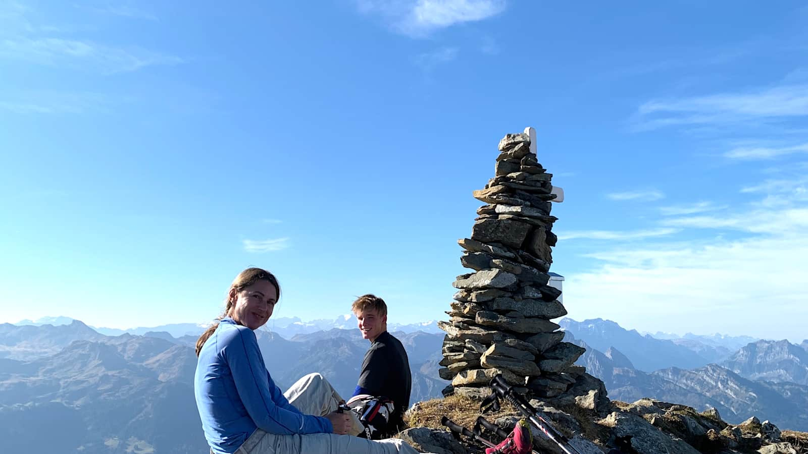 Jausenzeit bei strahlendem Sonnenschein am Brisi (2.277 m)