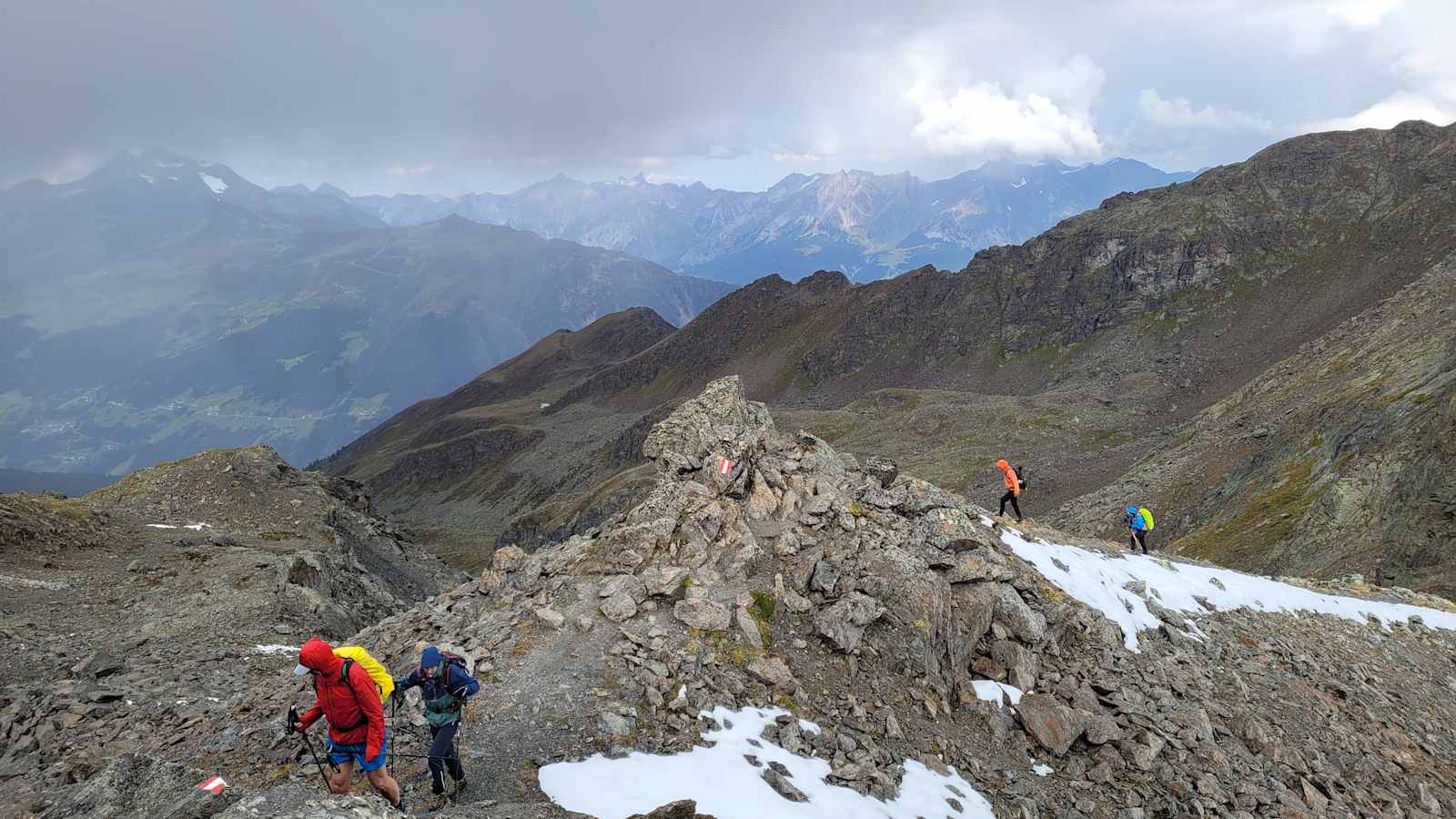 Wanderer beim Anstieg zum Furgler