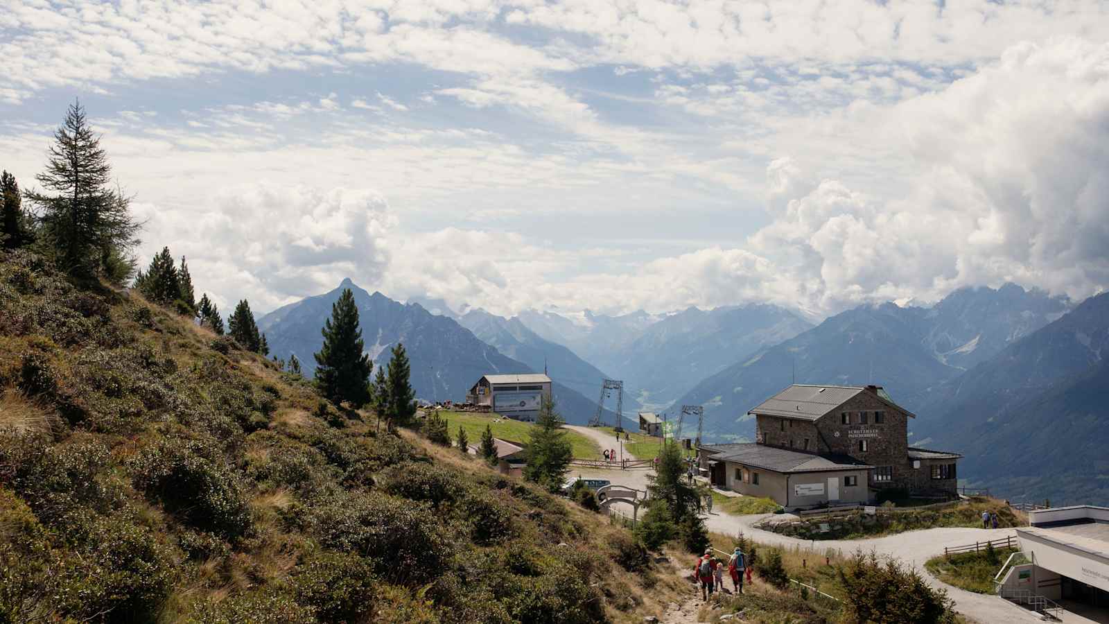 Das Patscherkofel Schutzhaus mit der Bergstation des Liftes