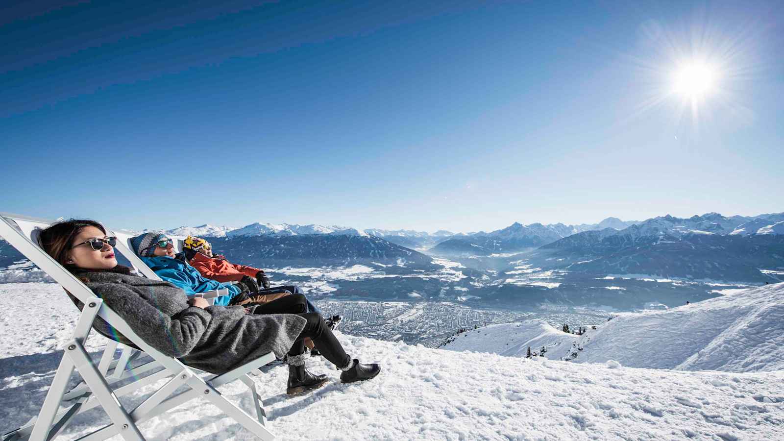 Auf der Seegrube hoch über Innsbruck genießt man Sonne pur und ein atemberaubendes Panorama.