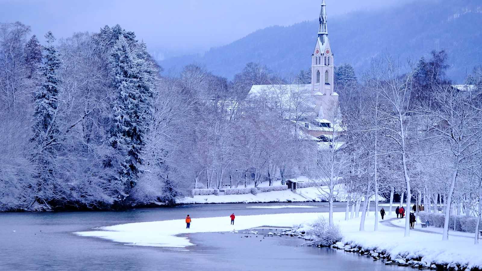 Die Isar präsentiert sich selbst mitten in der Stadt Bad Tölz sehr naturnah.