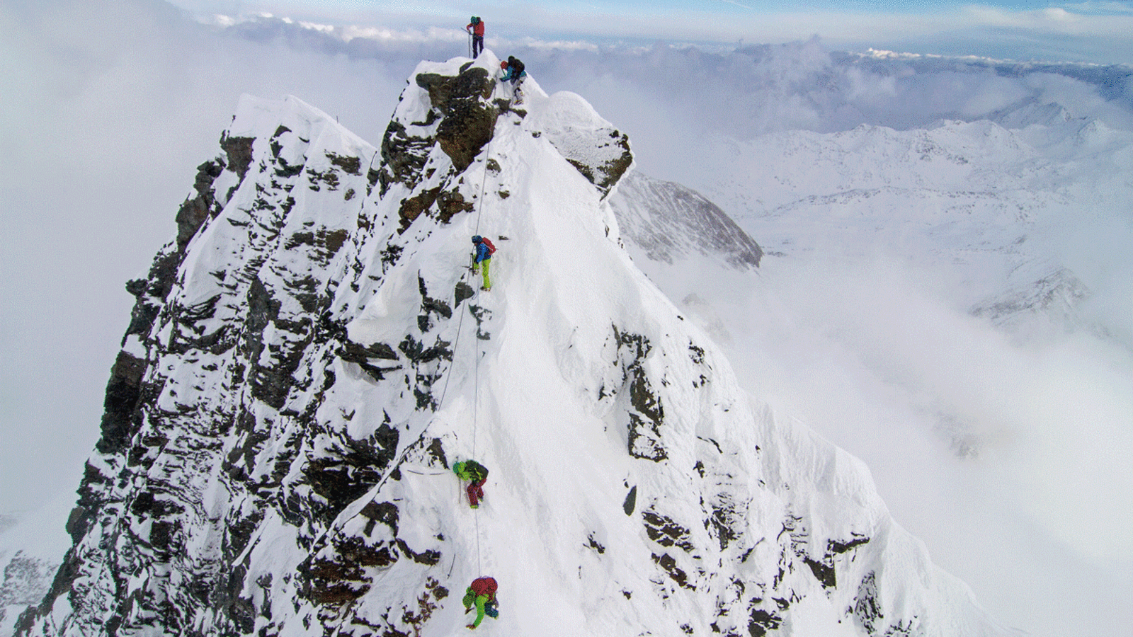 Auf den letzten Metern vom Klein- auf den Großglockner gibt auch das Wetter den Gipfelstürmern seinen Segen und macht statt grau auf blau.