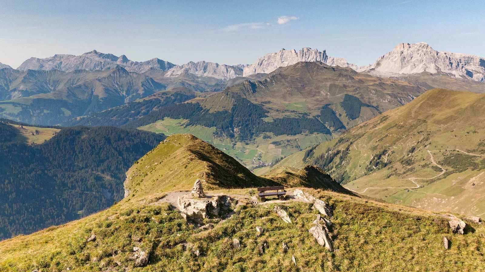 Jägglisch Horn mit Blick auf das Dorf, auf das Chüenihorn und zu den imposanten Kalkwänden des Rätikon. 