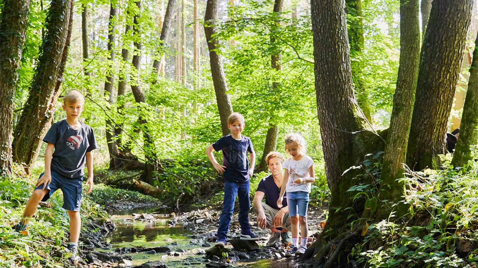 Im Wald kann ein Rindenstück zum Boot und ein Blatt zum Kompass werden