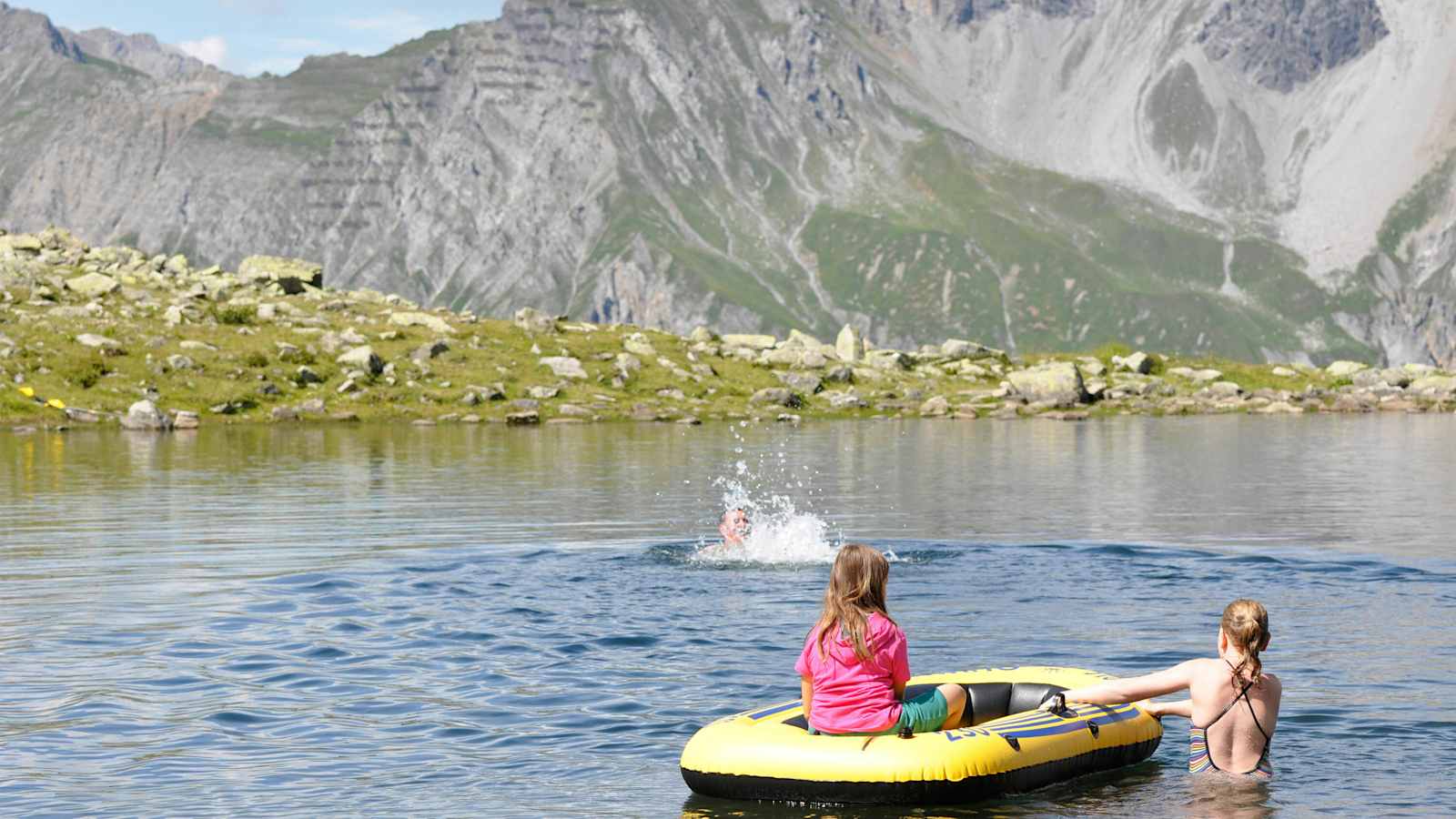 Kaltenberghütte: Schlauchbootfahren im Bergsee