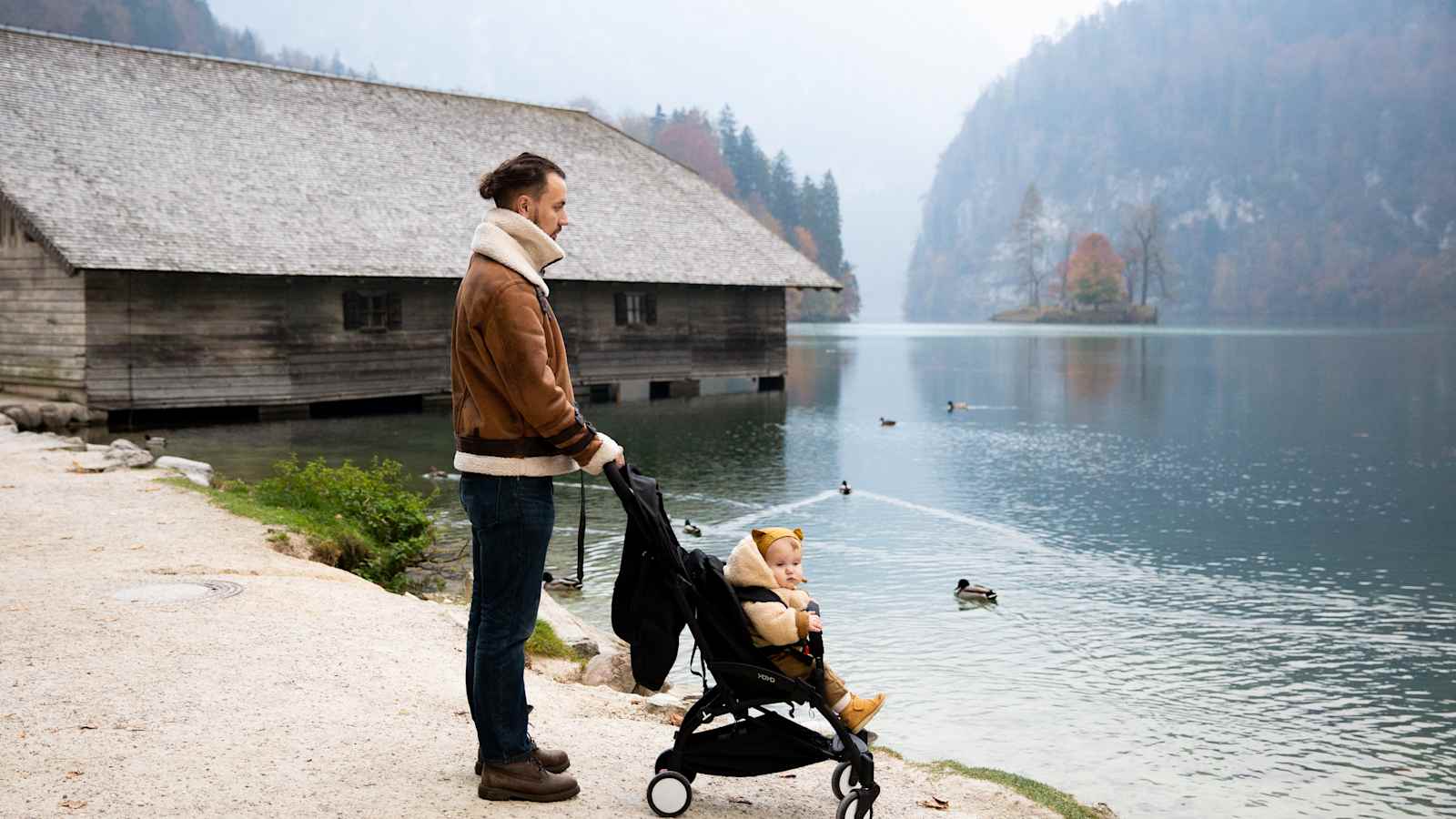 Wanderer mit Kinderwagen