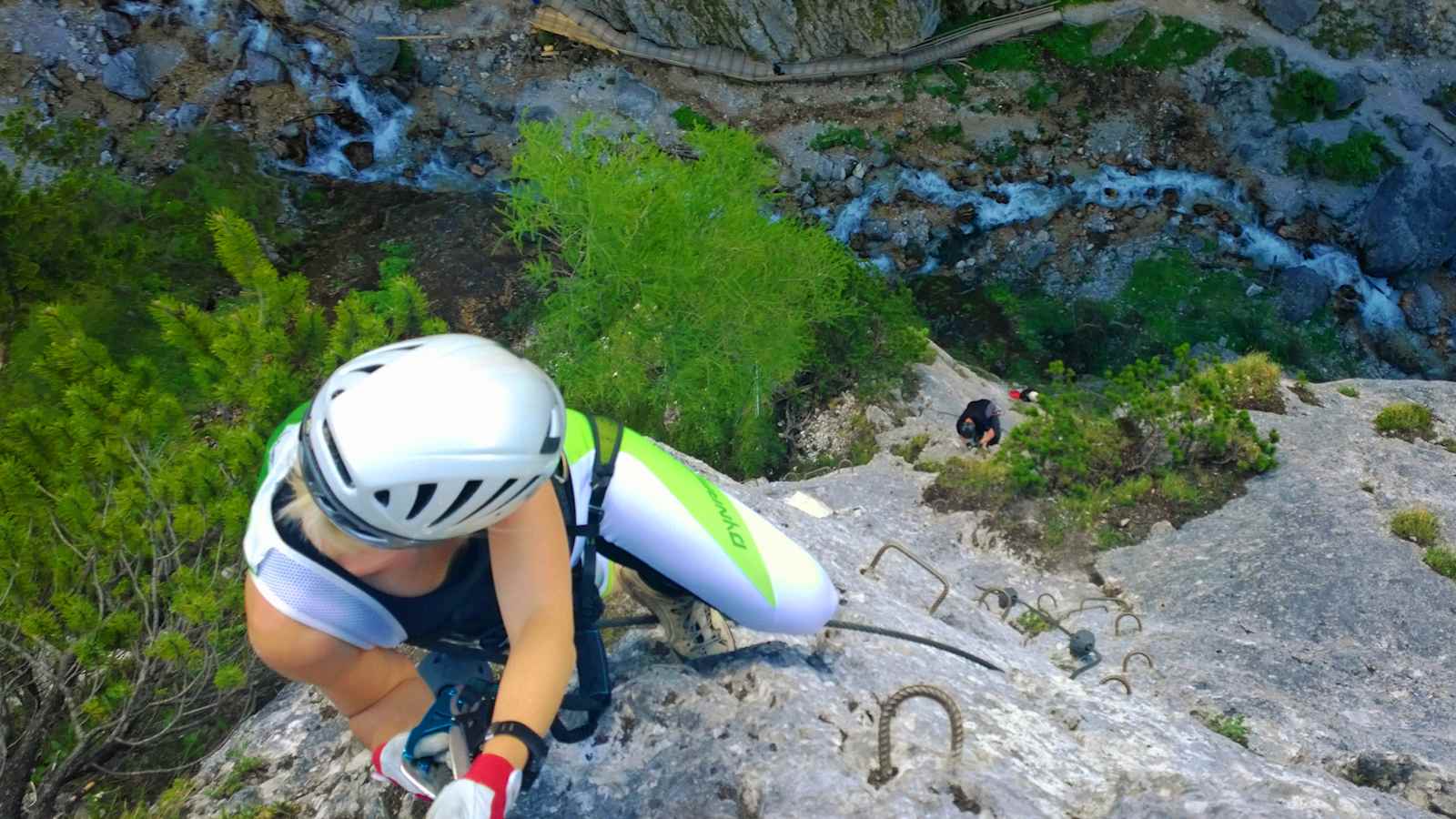 Sagenhafte Tiefblicke in der Silberkarklamm am „Rosina-Klettersteig“.