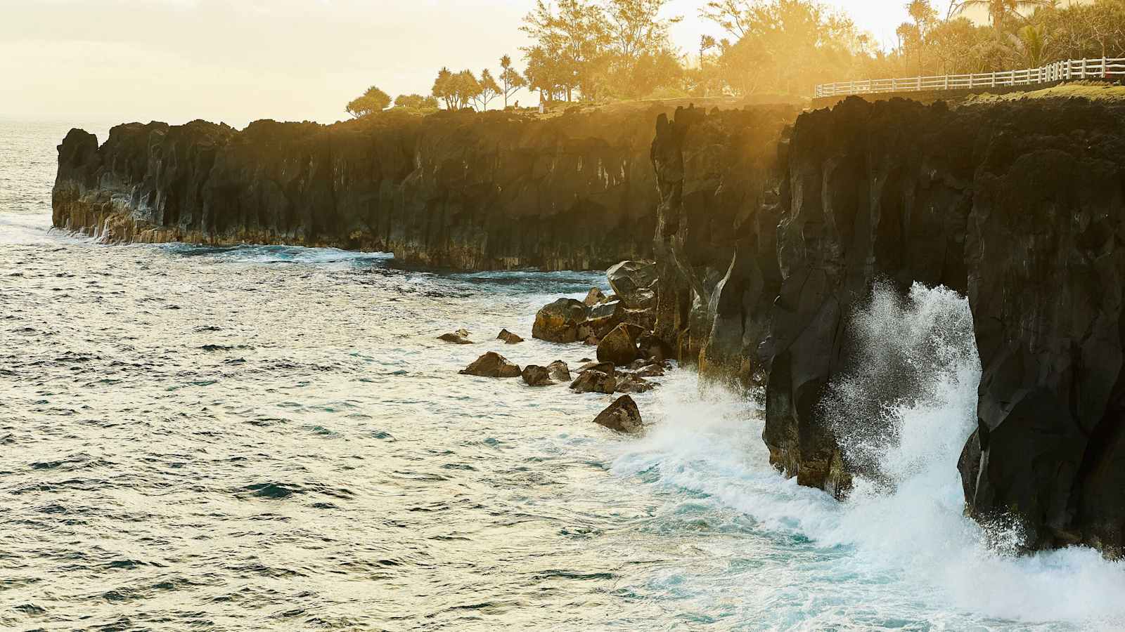 Steile Sache: die Klippen von Cap Méchant bei Saint-Philippe an der Südküste