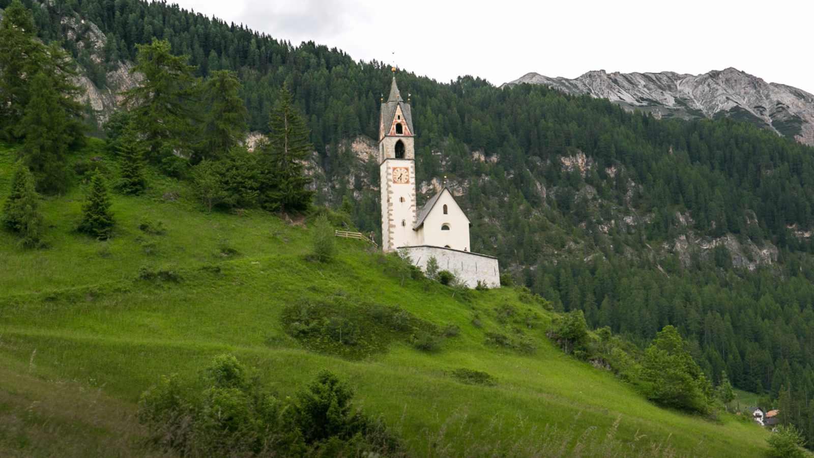 Idyllische Kirche in den Höhen der Berge 