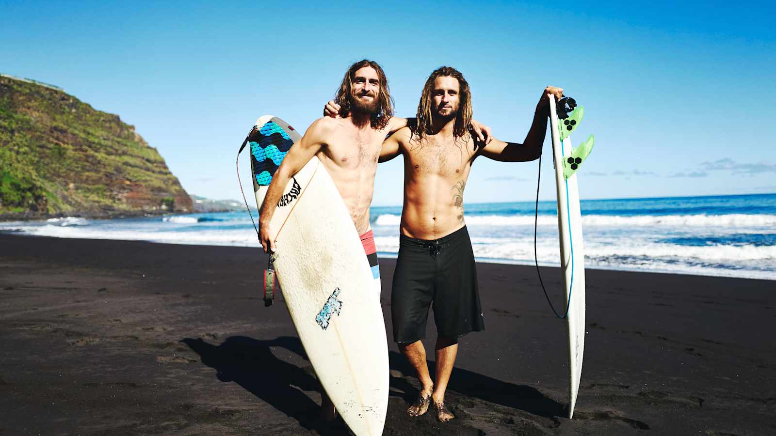 Dario und Luca auf dem schwarzen Sand der Playa de Nogales auf La Palma