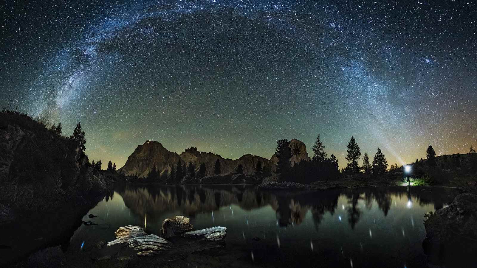 Ganz, ganz viele Sternchen über dem Lago di Limides, Italien. 