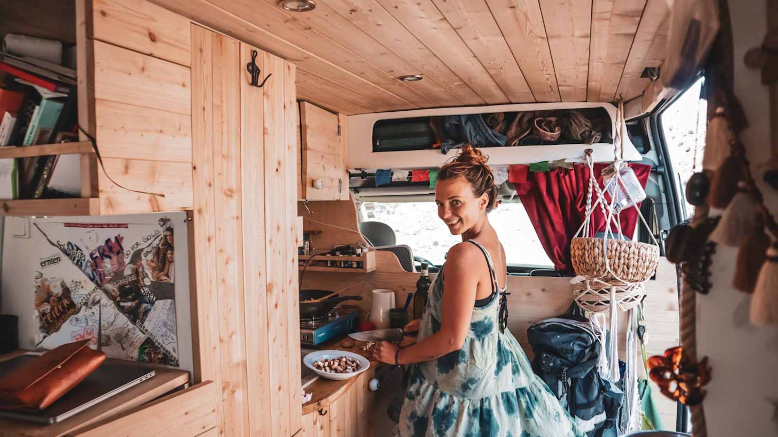 Laura beim Kochen im Van