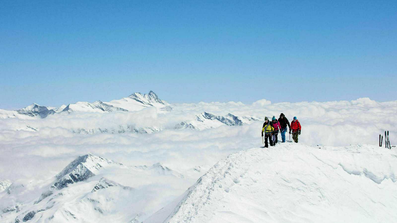 Am Gipfelgrat des Großvenedigers, im Hintergrund der Großglockner