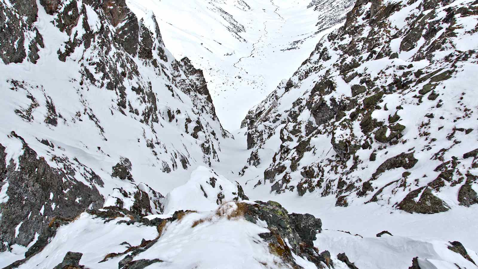 Blick bergabwärts in das Tal