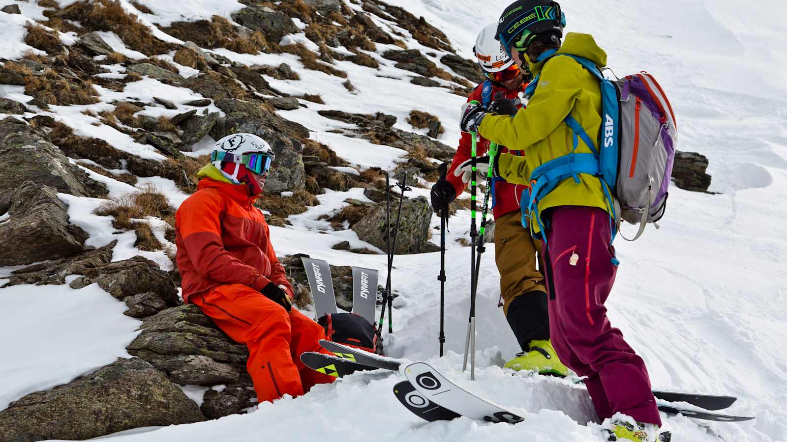 Menschen beim Skifahren auf dem Madrisella