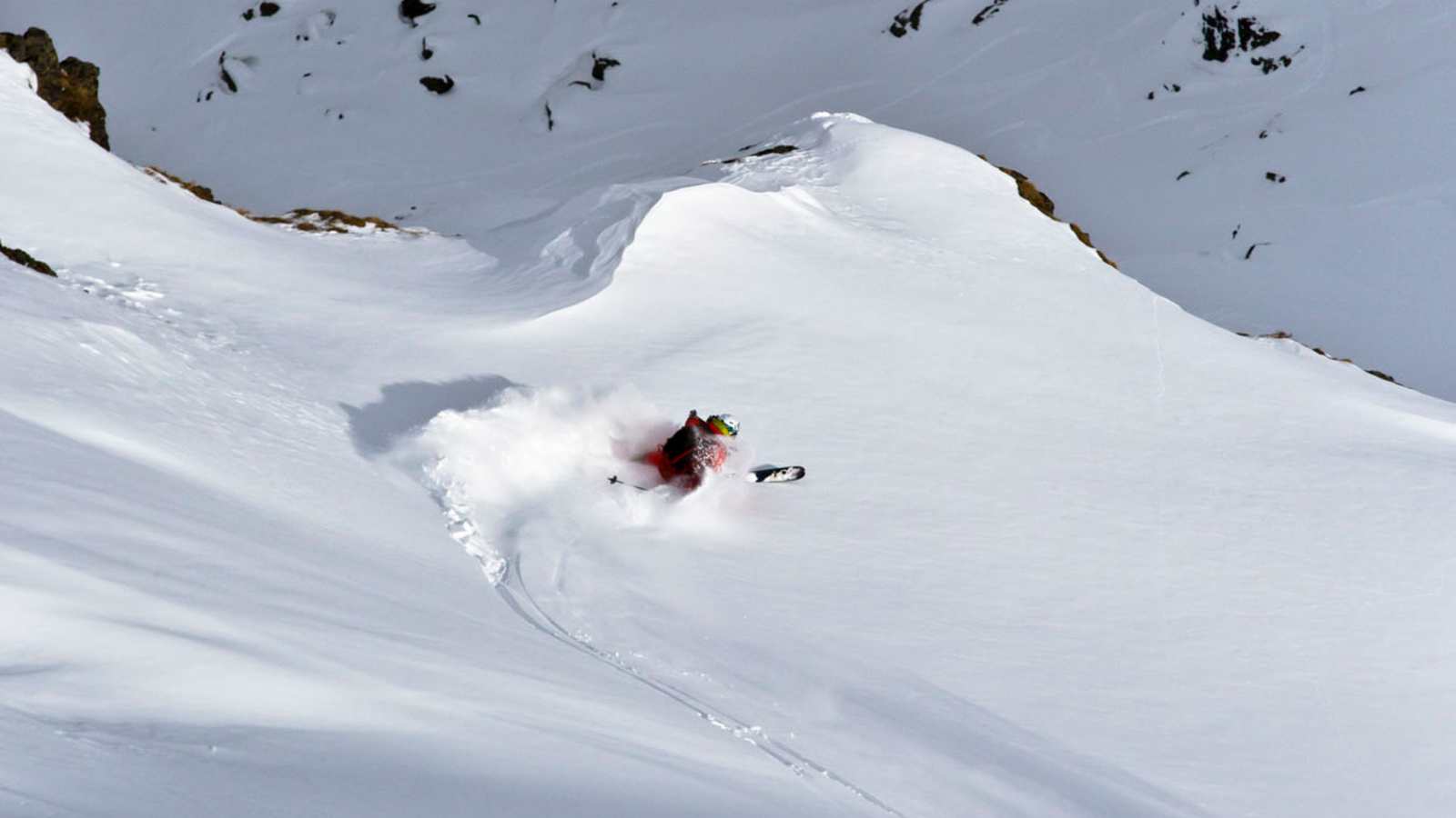 Abfahrt im Schnee mit Ski