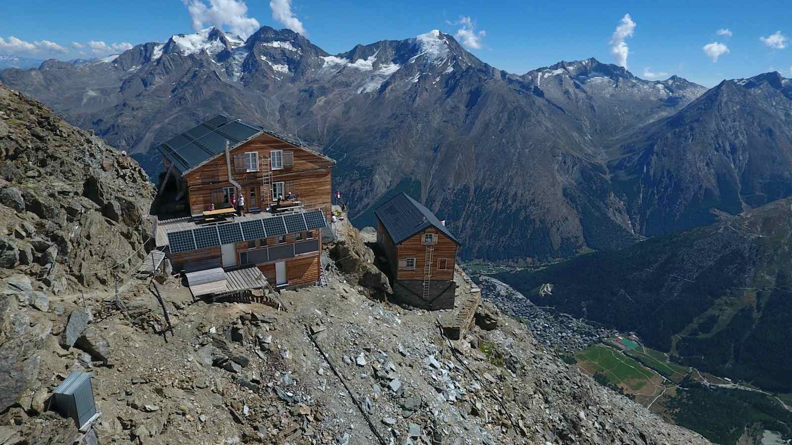 Exponiert thront die Mischabelhütte über dem Saastal