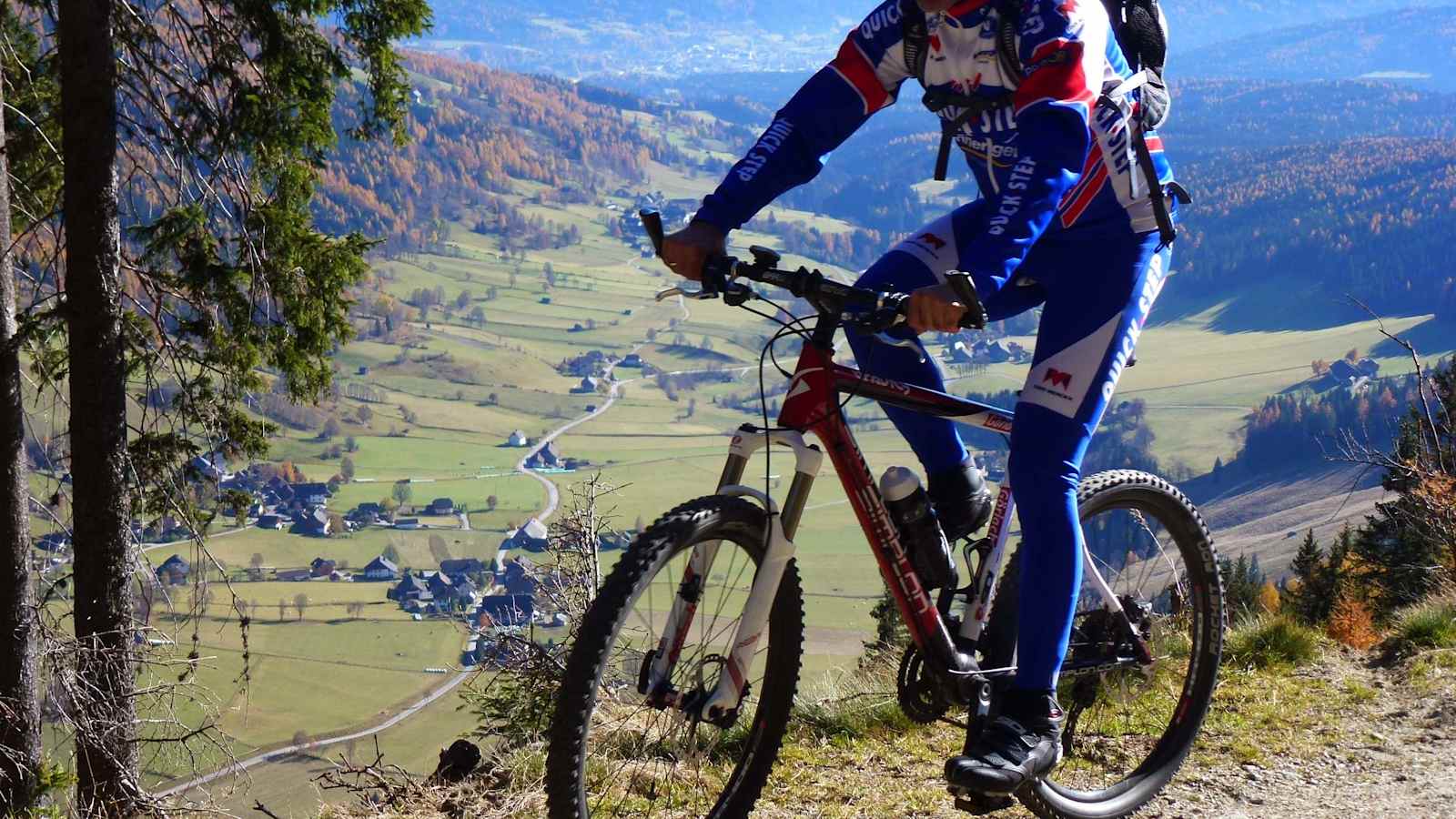 Auf ausgewiesenen Mountainbikerouten genießt man die Landschaft rund um Göriach.