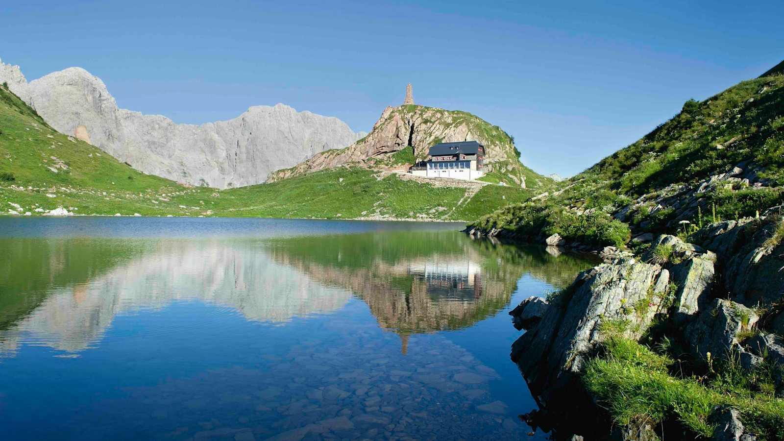 Der Wolayersee mit der Wolayerseehütte - Traumziel in den Karnischen Alpen.