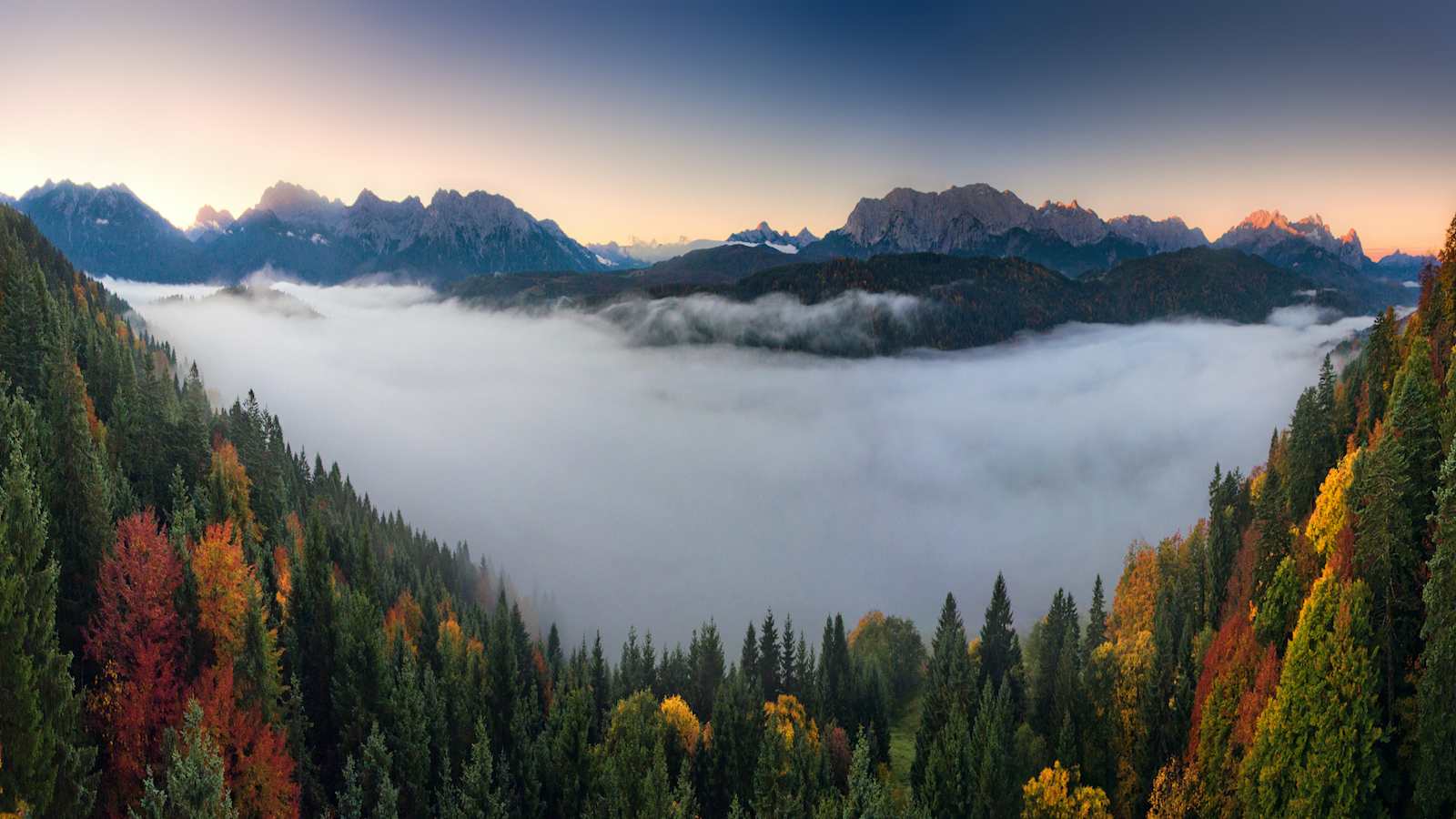 Ein magischer Moment, wenn man auf die bunte Herbstlandschaft und die dichte Nebeldecke im Tal blickt.