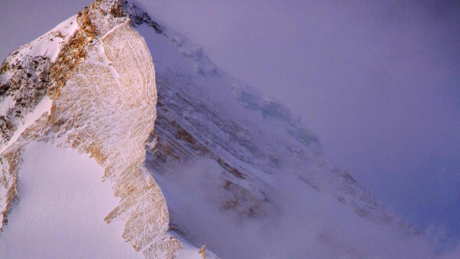 „Herrscher des Himmels“: Der Khan Tengri von Südwesten. Die Normalroute verläuft links entlang der Marmorrippe