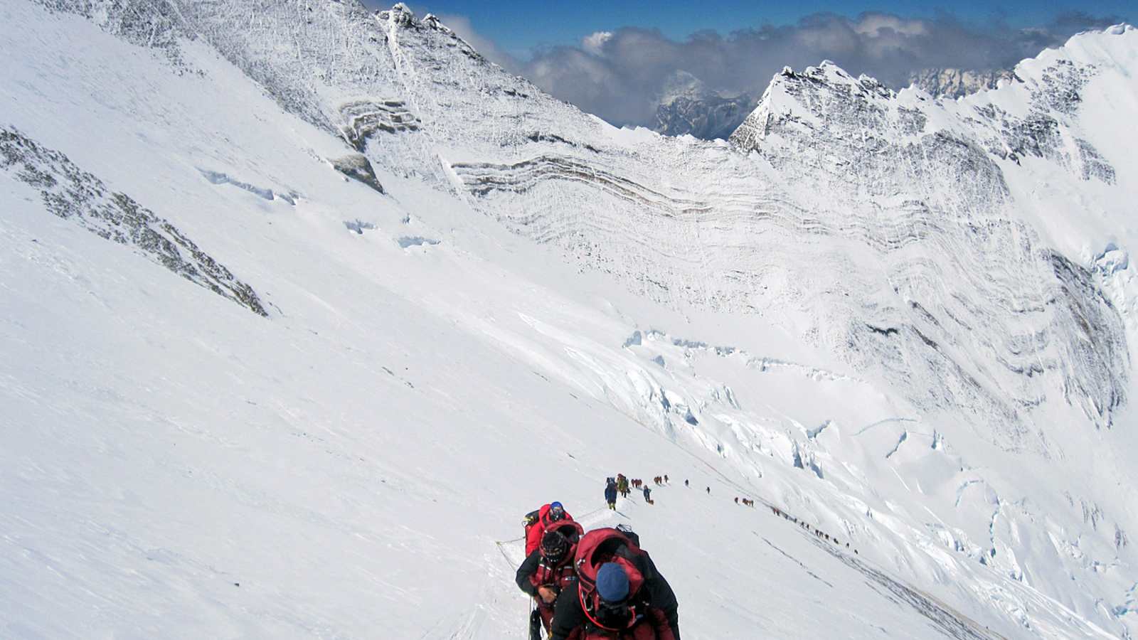 Blickfang im „Tal des Schweigens“: Der Normalweg zum Everest verläuft über das Lhotse Face unterhalb der Marmorwelle