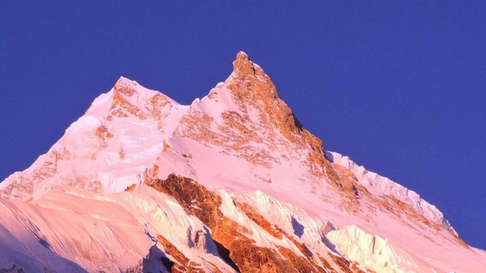 Die Ostseite des Manaslu wird von einem bizarr geformten Nebengipfel dominiert