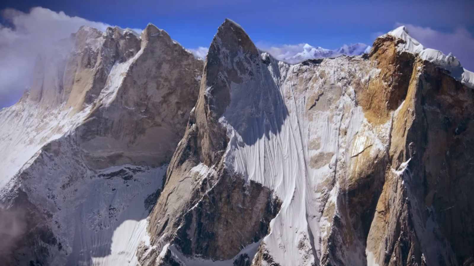 Zentrum des Universums: der scharfe Nordostgrat der „Haifischflosse“ am Meru Central