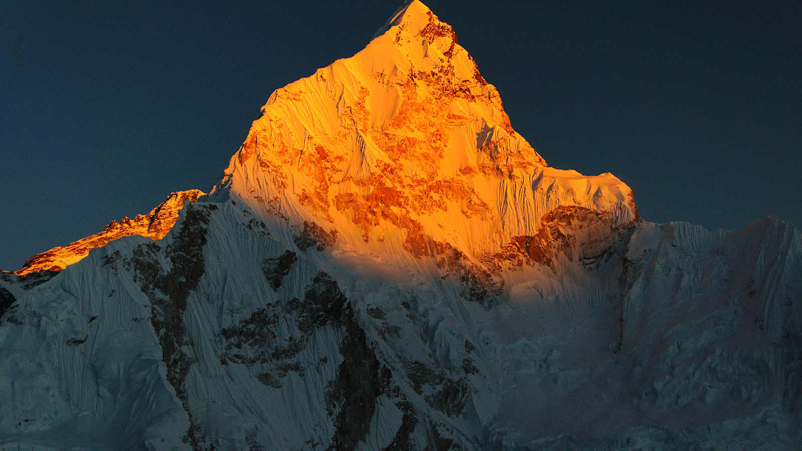 Die Westwand des Nuptse im letzten Abendlicht. Aufnahme vom Kala Patthar-Hügel aus